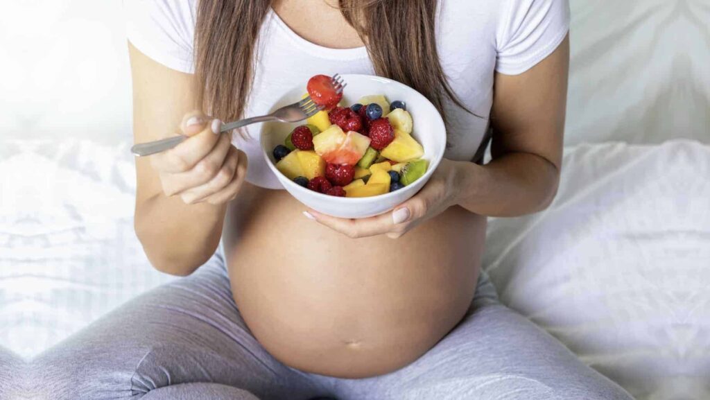 ragazza-incinta-mangia-frutta
